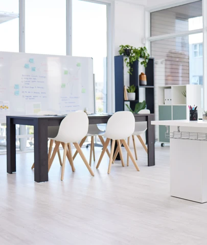 Kamer met 2 stoelen en een info bord