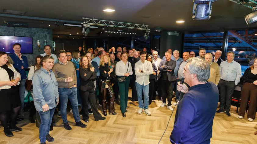 Ondernemers netwerken tijdens een bijeenkomst van de businessclub van Vrienden van ADO Den Haag
